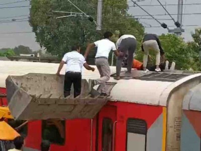Maharajganj News : घुघली रेलवे स्टेशन पर सत्याग्रह एक्सप्रेस की बोगी पर चढ़ा युवक, मची अफरातफरी