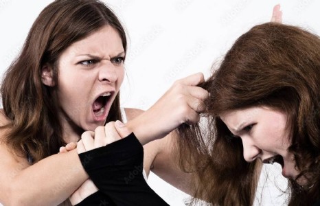 Maharajganj News : पैसे मांगने पर भड़कीं महिलाएं, इस तरह लात घूंसों से कर दी पिटाई