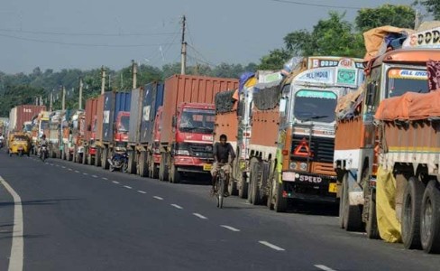 Maharajganj News : नेपाल बॉर्डर पर फिर बढ़ा ट्रकों का दबाव, 8 किमी लंबी कतार से चालक बेहाल, 72 वाहनों का चालान