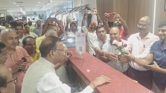 GST Reduction : केंद्रीय वित्त राज्य मंत्री पंकज चौधरी ने किया V -Mart का दौरा, बोले GST सुधारों का सीधा लाभ उपभोक्ताओं को