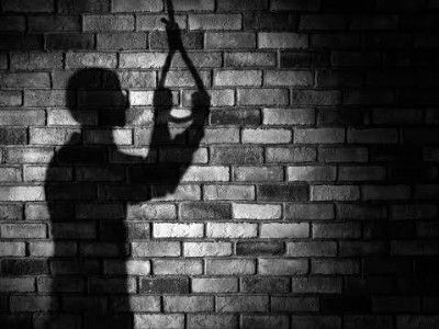 Maharajganj News : घर में अकेला था युवक… सुबह दरवाजा नहीं खुला तो सामने आया दिल दहला देने वाला मंजर