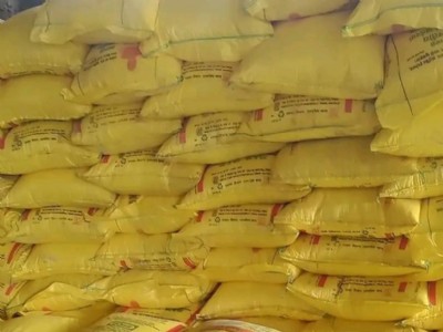 Maharajganj News : अब अंगूठा लगाए बिना नहीं मिलेगी खाद, महराजगंज में लागू हुई नई व्यवस्था