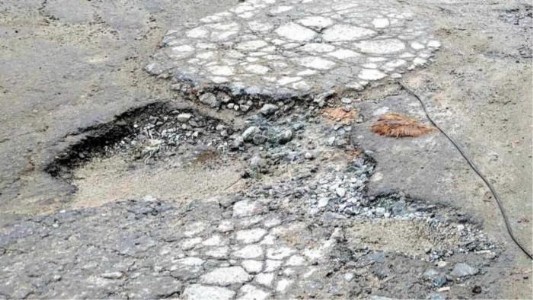 Maharajganj News : अब खत्म होगा गड्ढों का सफर! मार्च से संवरेंगी महराजगंज की 200 बदहाल सड़कें