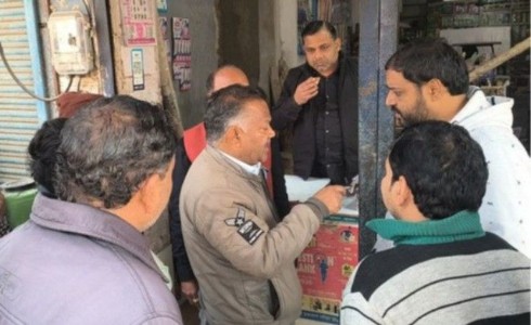 Maharajganj News : जेसीबी चली और भड़के व्यापारी ! सड़क चौड़ीकरण पर उठा बवाल