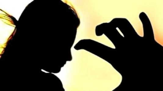 Maharajganj News : खेत में गई 18 साल की युवती से छेड़खानी! पुलिस ने दर्ज की FIR