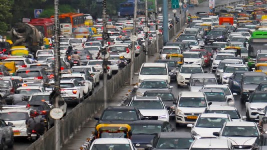 Maharajganj News : दोपहर का एक घंटा बना मुसीबत! महराजगंज शहर जाम से जकड़ा, स्कूल बसें भी फंसीं