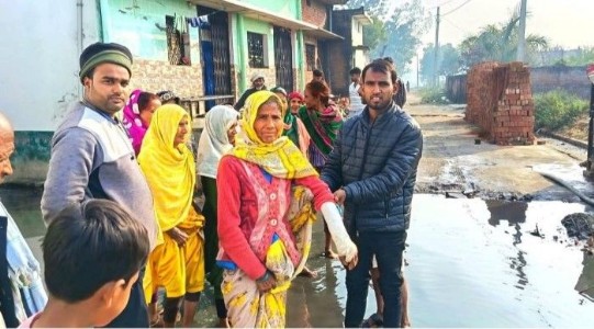 UP News : सड़क बनी नाली ! गंदे पानी ने रोका रास्ता, बढ़ी लोगों की मुसीबत