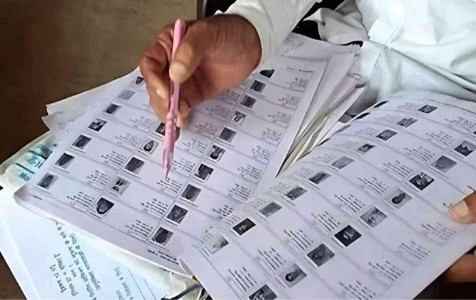 Maharajganj News : “पिता मां से बड़े क्यों?” एक सवाल ने उड़ाई नींद! मतदाता सूची शुद्धिकरण पर बवाल