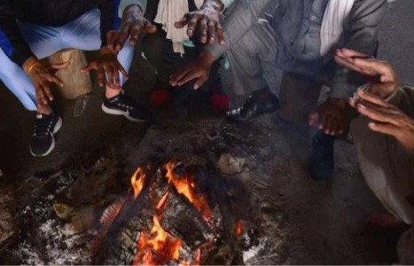 Gorakhpur News : खाना खाने के बाद बैठे थे अलाव तापने लेकिन अगले पल कुछ ऐसा हुआ कि तीन घरों में पसर गया मातम