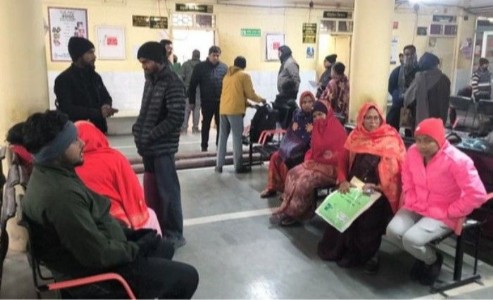 Maharajganj News : बदलते मौसम की मार ! अस्पताल में बढ़े सांस के मरीज, डॉक्टरों ने दी ये चेतावनी