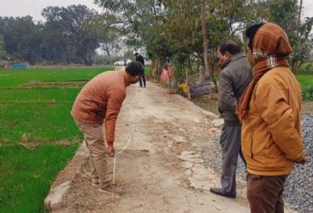 Maharajganj News : एक साल भी नहीं टिकी सड़क! मनरेगा सीसी रोड की पोल खुली, भुगतान रोकने की चेतावनी