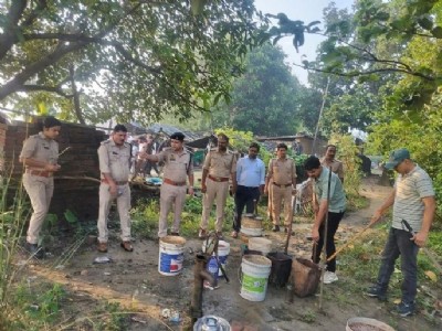 चेहरी टोला में पुलिस की दबिश, 200 किलो लहन बरामद कर किया नष्ट