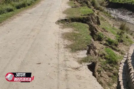 चाफी टोला के पास सड़क का एप्रोच टूटा, हादसों का खतरा बढ़ा