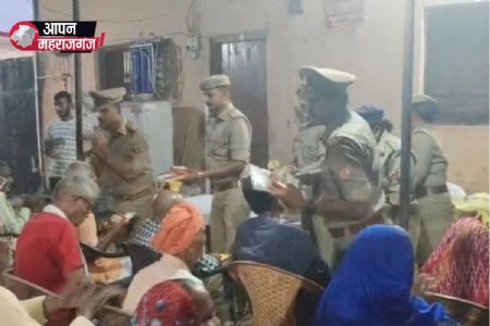 फरेंदा पुलिस ने वृद्धाश्रम में बुजुर्गों को बांटी मिठाई और वस्त्र, चेहरों पर लौटी मुस्कान