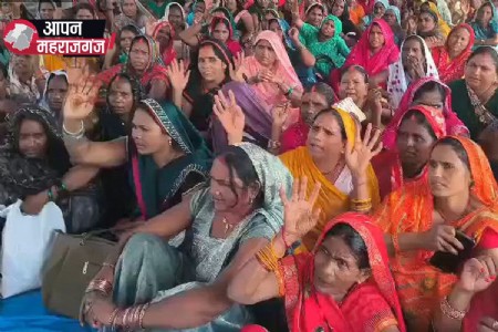 रसोइयों ने कलेक्ट्रेट परिसर में दिया धरना, मानदेय बढ़ाने और पूरे साल का भुगतान करने की उठाई मांग