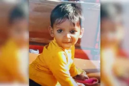 खिलौना निकालने के प्रयास में पानी भरे गड्ढे में गिरी तीन वर्षीय बच्ची, डूबने से मौत
