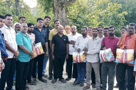सोहगी बरवा में बाढ़ पीड़ितों की मदद को पहुंचा व्यापार मंडल, 70 परिवारों को राशन किट और तिरपाल बांटे