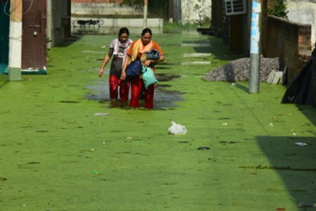 लखनऊ में गोमती का जलस्तर बढ़ा, कई इलाकों में बाढ़ का पानी