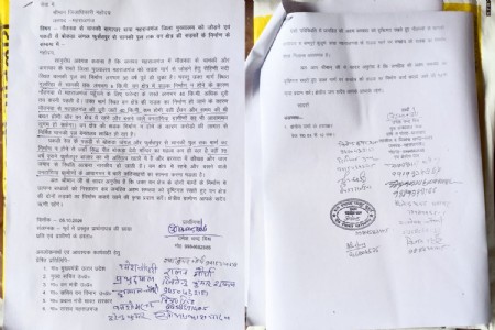 वन क्षेत्र की सड़कें न बनने से लोगों में गुस्सा, डीएम को दिया प्रार्थना पत्र