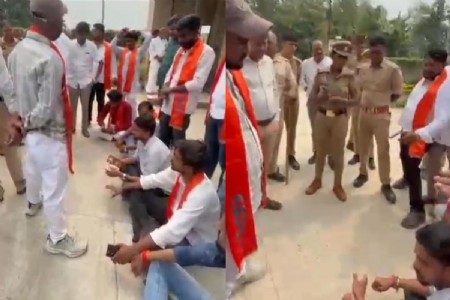 KMC मेडिकल कॉलेज में फीस वृद्धि के विरोध में ABVP का प्रदर्शन, प्रशासन पर लगाए आरोप