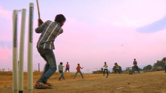 Maharajganj News : क्रिकेट खेल रहा था 12 साल का दिलीप ! अब इस वजह से है अस्पताल में भर्ती