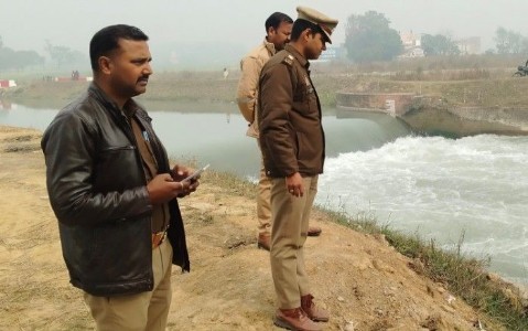 Maharajganj News : नहर में उतराता मिला युवक का शव ! पहचान न होने से रहस्य बरकरार