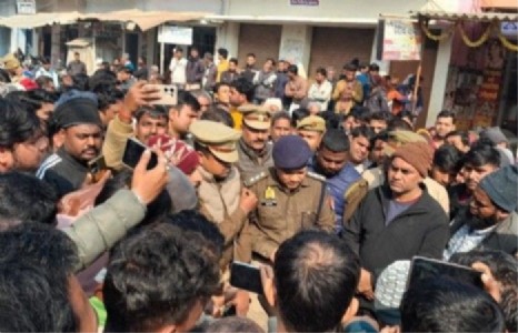 Maharajganj News : सर्राफ की रहस्यमयी मौत पर बवाल ! शव घर पहुंचते ही सड़क जाम, परिजनों को हत्या का शक