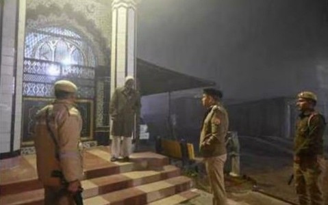 Maharajganj News : एक्शन मोड में पुलिस! मानक के खिलाफ लगे लाउडस्पीकरों पर चला अभियान, दर्जनों गांवों में उतारे गए उपकरण