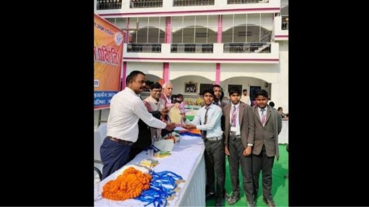 Maharajganj News : छोटे वैज्ञानिकों का बड़ा कमाल ! 22 मॉडल पहुंचे अब मंडल स्तर, रोबोट से स्मार्ट सिटी तक दिखा जलवा!