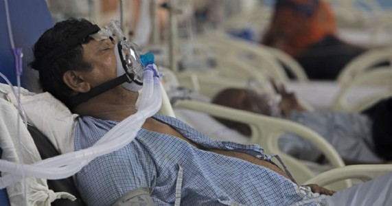 Maharajganj News : ठंड गई, पर सांस की तकलीफ बरकरार… ट्रॉमा सेंटर में बढ़े बुजुर्ग मरीज