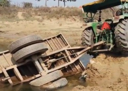 Maharajganj News : कच्चे घाट पर बड़ा हादसा टला ! बाल-बाल बचा चालक