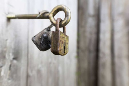 Maharajganj News : ऑनलाइन इलाज का दावा, लेकिन सेंटर पर ताला! हेल्थ एंड वेलनेस व्यवस्था की खुली पोल