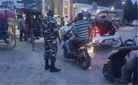 Maharajganj News : सोनौली बॉर्डर पर एक्शन ! नेपाल से आ रही कार में 17 किलो ये माल बरामद, युवक हिरासत में