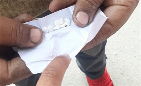 Maharajganj News : चेकिंग में खुला राज़ ! नेपाल जा रहे बाइक सवारों के पास 500 पीस मिली ये चीज़