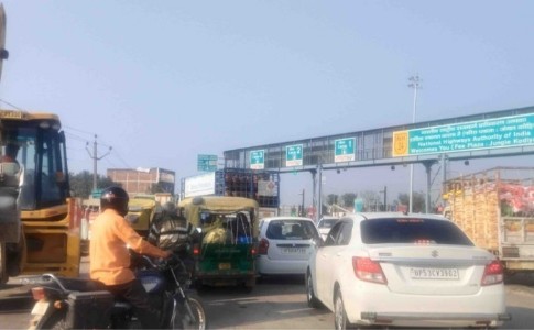 Maharajganj News : टोल प्लाजा पर हंगामा! युवक से कथित दुर्व्यवहार का वीडियो वायरल, जांच में जुटी पुलिस