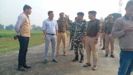 Maharajganj News : नेपाल चुनाव से पहले सीमा पर सख्ती, बड़े अफसरों ने किया पैदल गश्त