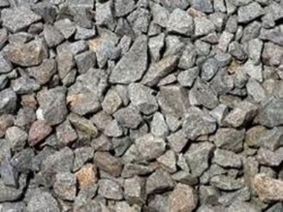 Maharajganj News : आरसीसी सड़क पर घमासान: गिट्टी डालकर छोड़ा काम, ग्रामीणों का हंगामा