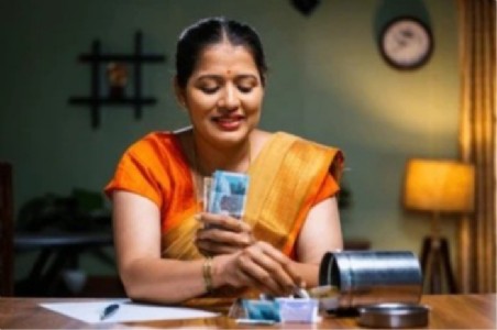 Maharajganj News : खुटहां की सीमा बनीं ‘लखपति दीदी’, बीसी सखी बन हर महीने 20 हजार की कमाई