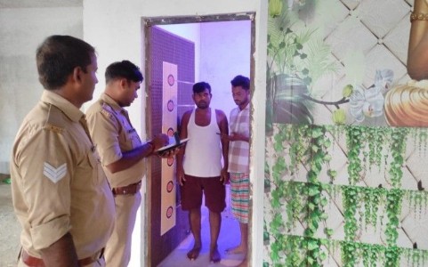 Maharajganj News : आनंदनगर के स्पा सेंटर में अचानक छापा, अंदर मिला कुछ ऐसा कि प्रशासन ने जड़ दिया ताला