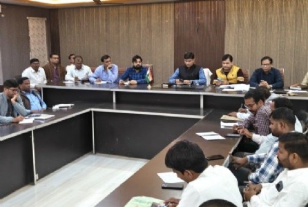 Maharajganj News : चुनाव पुनरीक्षण पर सख्त तेवर! लापरवाही पर कार्रवाई की चेतावनी, बीएलओ में हड़कंप