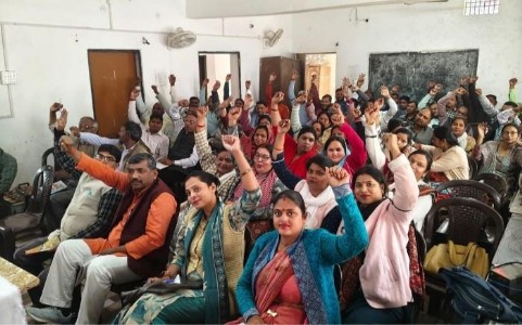 Maharajganj News : सुप्रीम कोर्ट के फैसले पर उबाल: काली पट्टी बांधकर शिक्षकों का विरोध, 26 फरवरी को घेराव की चेतावनी