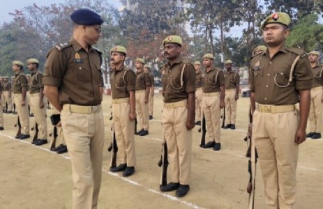 Maharajganj News : एक्शन मोड में एएसपी, परेड में जवानों की परखी गई तैयारी