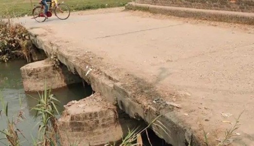 Maharajganj News : टूटी रेलिंग, बढ़ता खतरा! मधुबनी नहर पुल पर कभी भी हो सकता है बड़ा हादसा