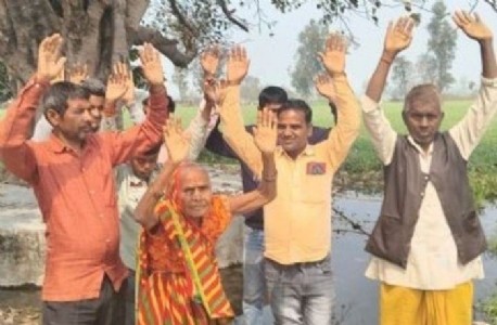 Maharajganj News : देवी स्थान बना ‘जलाशय’! जलभराव से फूटा ग्रामीणों का गुस्सा, चौक बाजार में प्रदर्शन