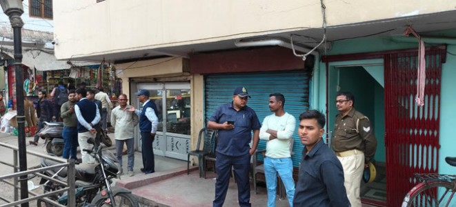 Maharajganj News : दोपहर में दस्तक, देर शाम तक जांच… GST रेड से कांपा घंटाघर चौक