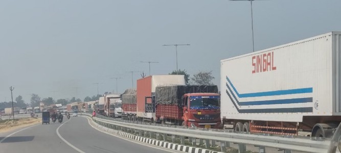 Maharajganj News : सीमा पर ‘संकट की रात’! 10 किमी जाम के बाद आधी रात तक खुला सोनौली बॉर्डर