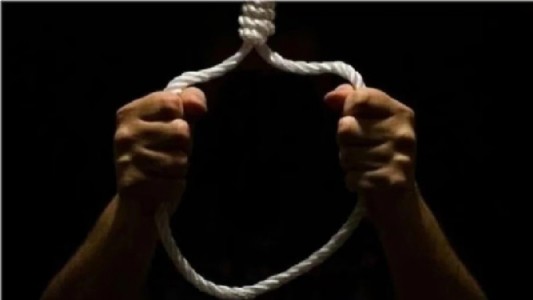 Maharajganj News : कमरे का दरवाज़ा खुला तो उड़ गए होश! 19 साल की मोना फंदे से लटकी मिली