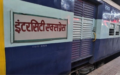 Maharajganj News : 27 फरवरी तक पटरी सूनी! इंटरसिटी रद्द, यात्रियों झेल रहे जेब पर तिहरा बोझ