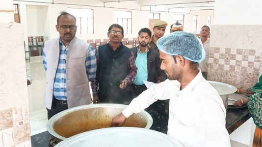 Maharajganj News : डीएम ने खुद चखा छात्रावास का खाना, एक्सपायरी डेट तक खंगाली… स्कूल में दिखीं कई कमियां