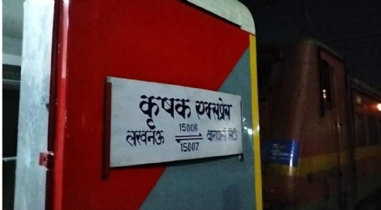 Gorakhpur News : रात के अँधेरे में इस ट्रेन पर हुई पत्थरबाज़ी, टूटा पंकज का जबड़ा